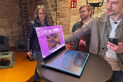 1709136768 Lordinateur portable transparent de Lenovo laisse presager un avenir passionnant%E2%80%A6