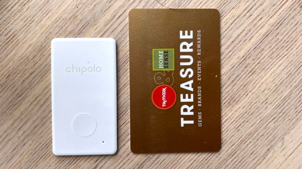 Carte Chipolo à côté d'une carte de crédit
