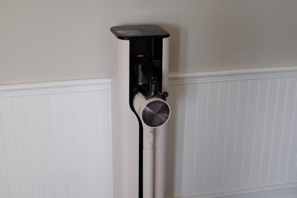 Aspirateur-balai sans fil à vide automatique tout-en-un LG CordZero dans la station d'accueil