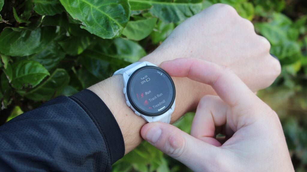 Garmin Forerunner 165 touchant la lunette