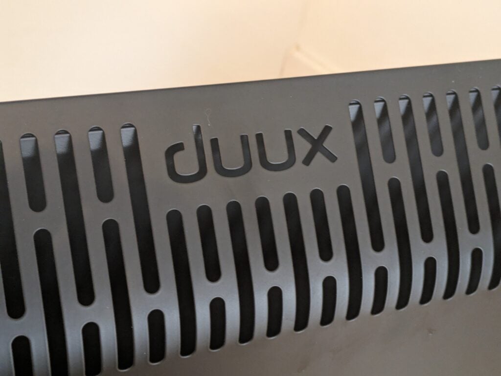 Plan détaillé des bouches d'aération arrière supérieures, estampillées du logo Duux