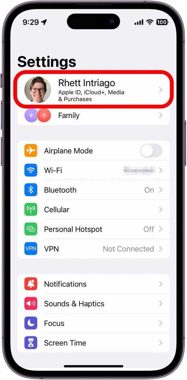 Paramètres iPhone avec identifiant Apple entouré en rouge