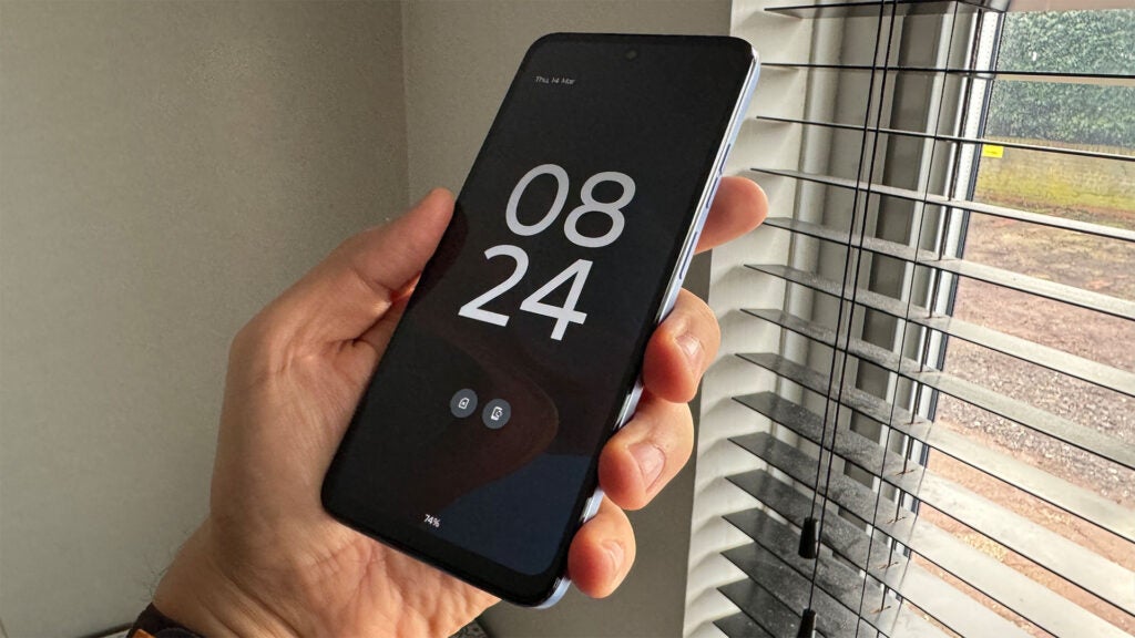 Motorola Moto G34 5G en main avec affichage toujours actif actif