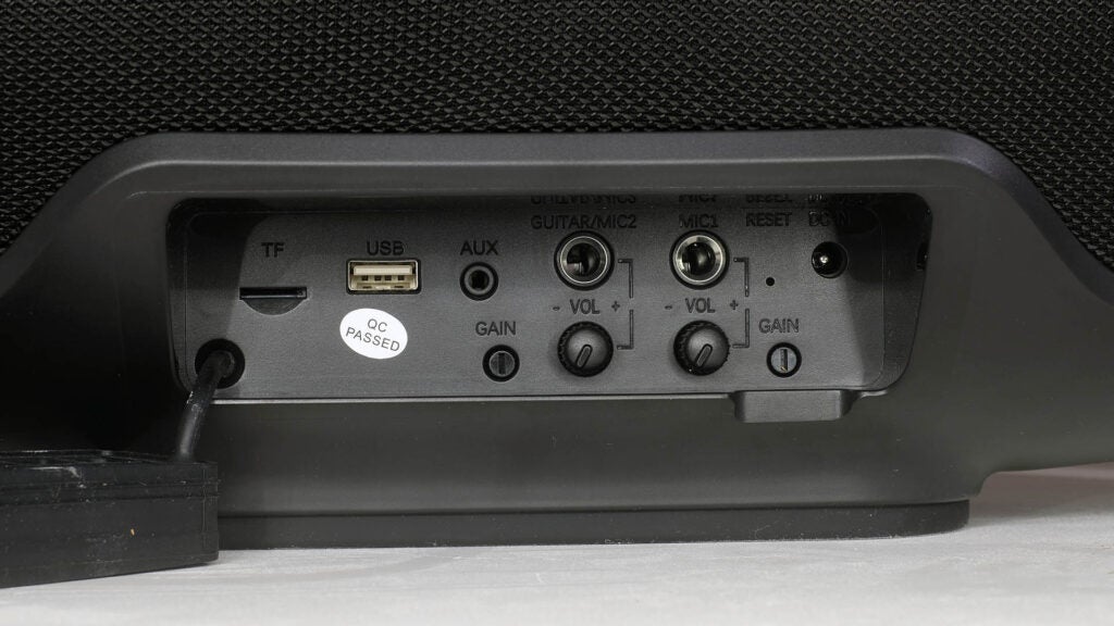 Gros plan des ports et commandes des haut-parleurs Tronsmart Bang Max.