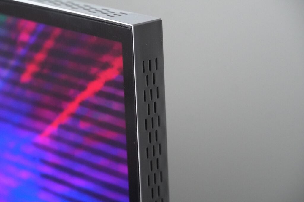 Trous perforés Samsung QN800D