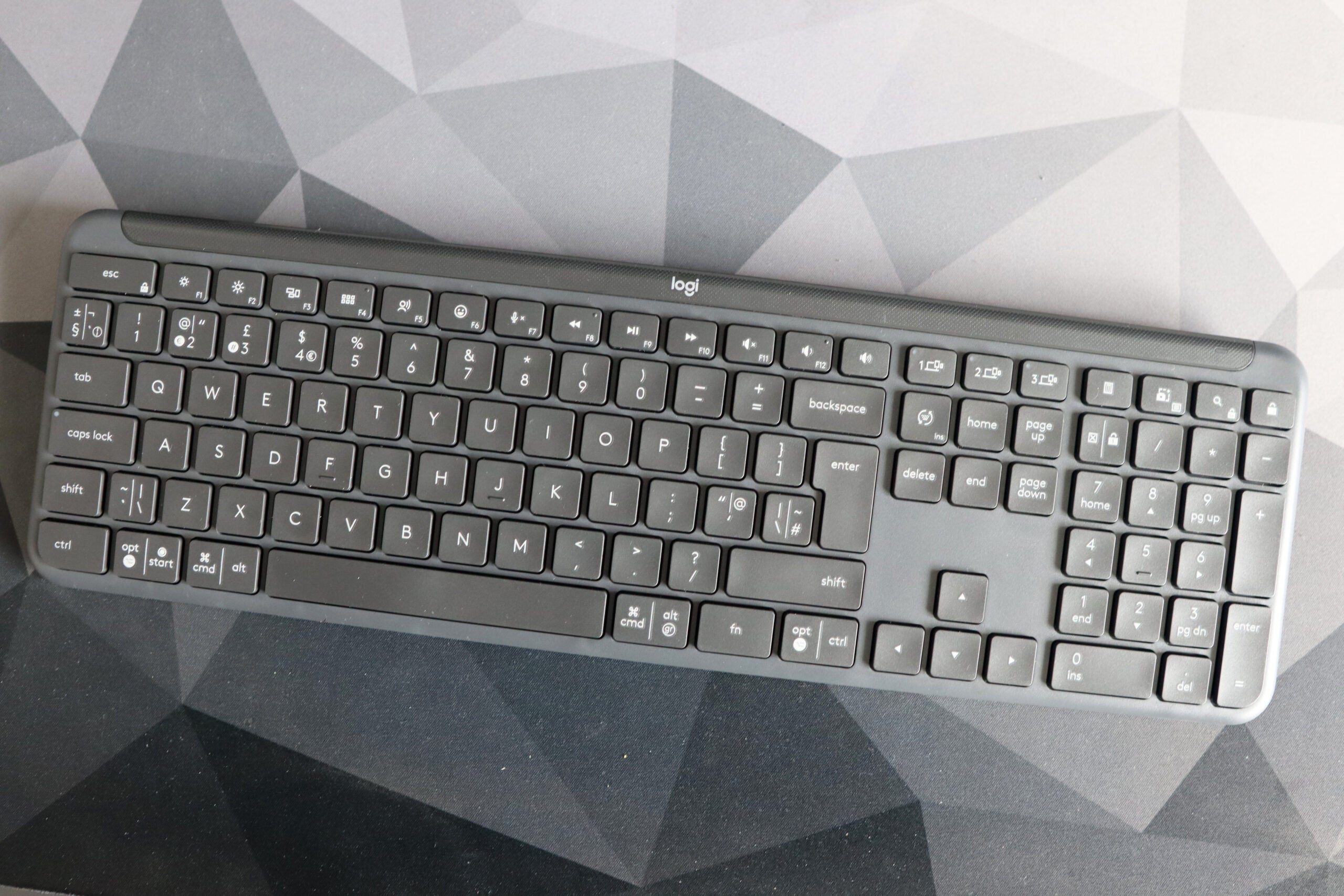 1711676901 Examen du Logitech Signature Slim K950