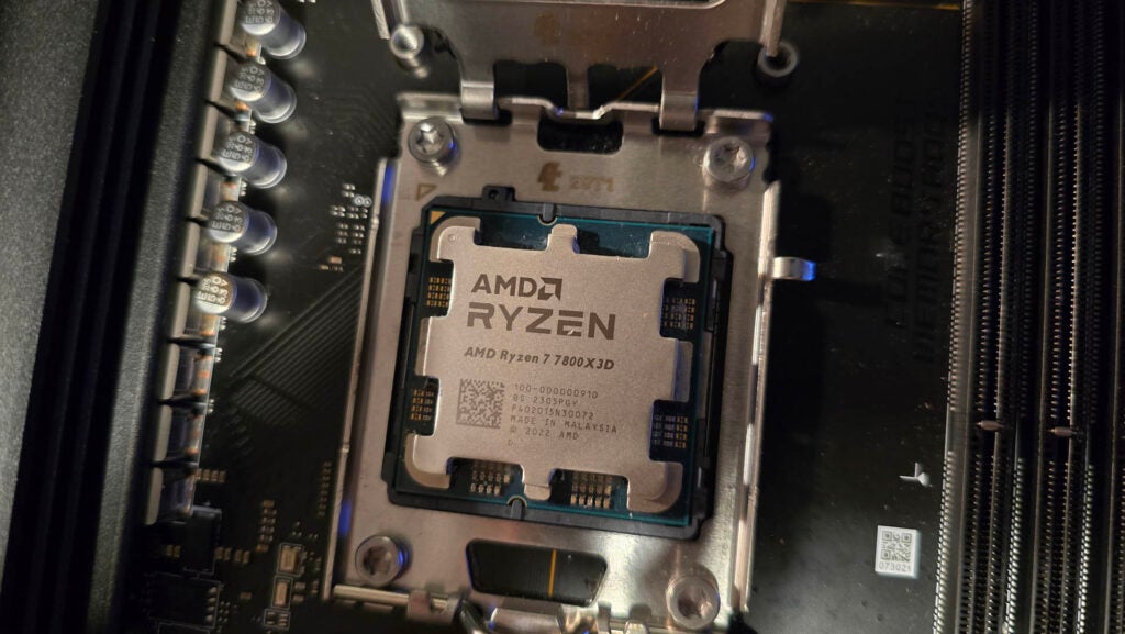 Processeur AMD Ryzen 7 7800X3D installé sur la carte mère.