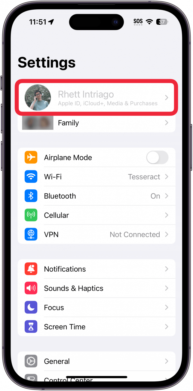 Écran des paramètres de l'iPhone affichant un identifiant Apple grisé entouré d'un cadre rouge