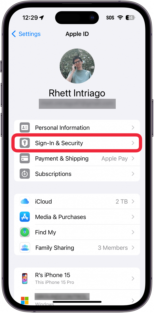 paramètres d'identification Apple iPhone avec un cadre rouge autour de la connexion et de la sécurité