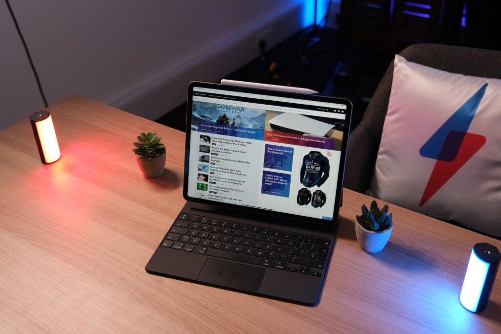 L’iPad Pro M2 debout