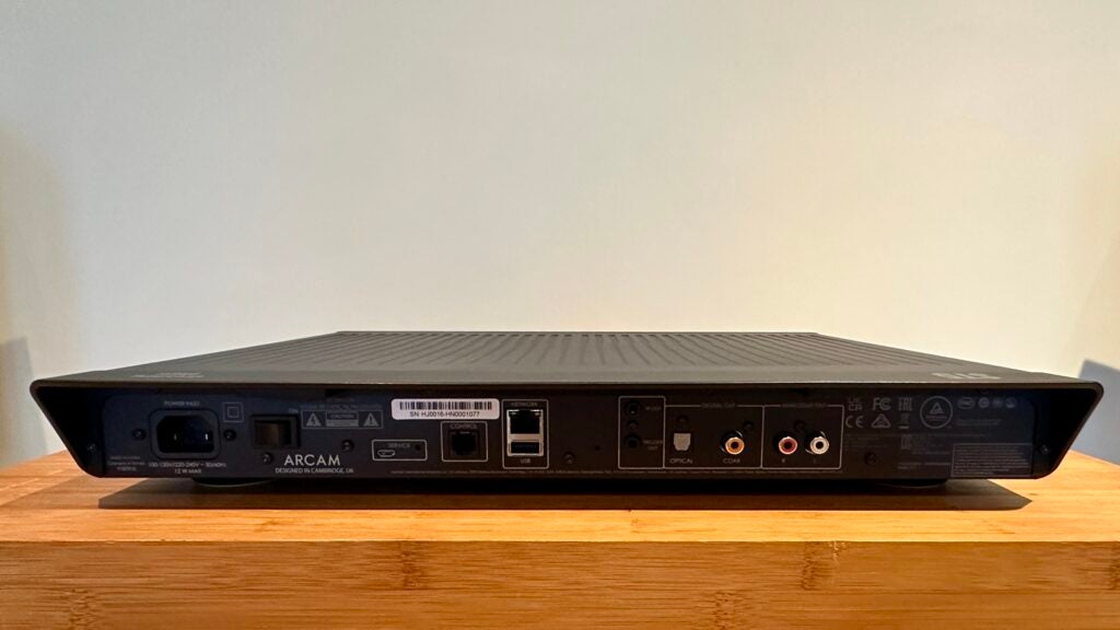 Panneau arrière Arcam Radia ST5