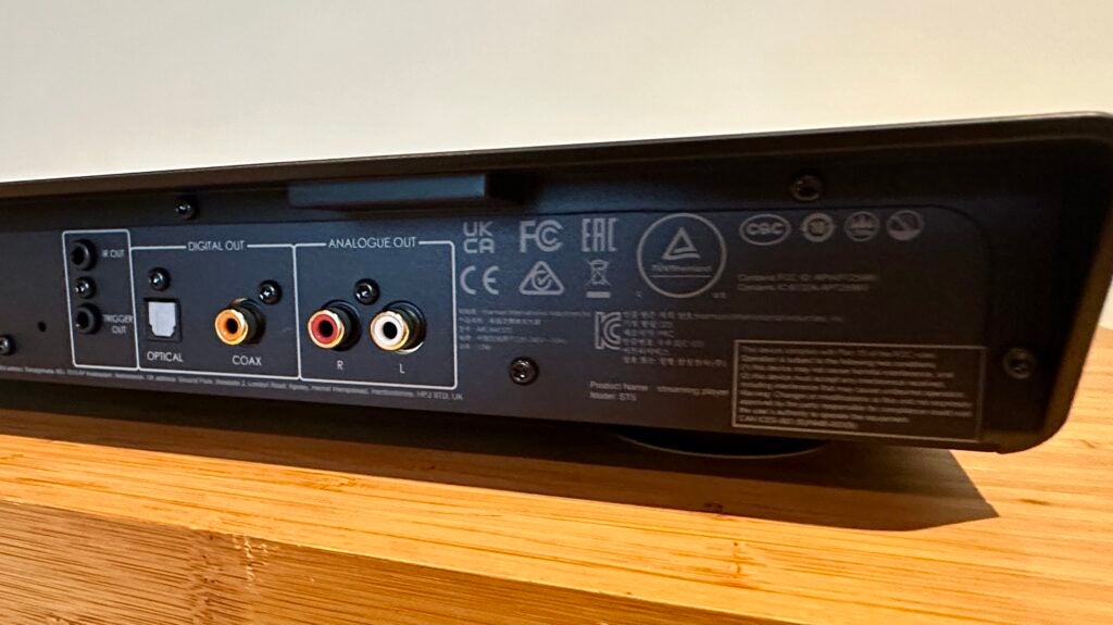 Connexions arrière Arcam Radia ST5