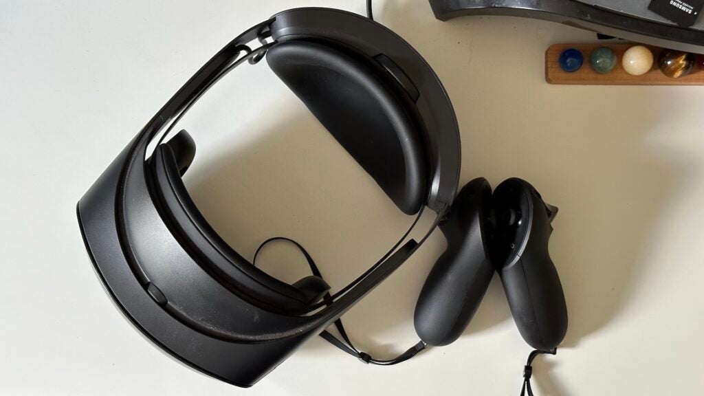 Casque et contrôleurs Meta Quest Pro VR sur une table.