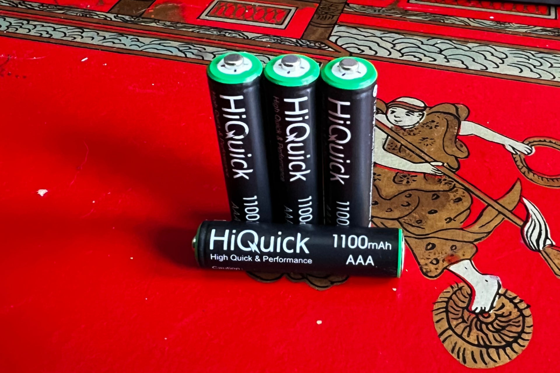 HiQuick AAA 1100mAh avec une pile couchée
