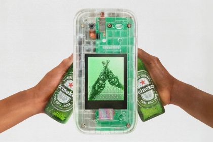 The Boring Phone reutilise le telephone a clapet pour une