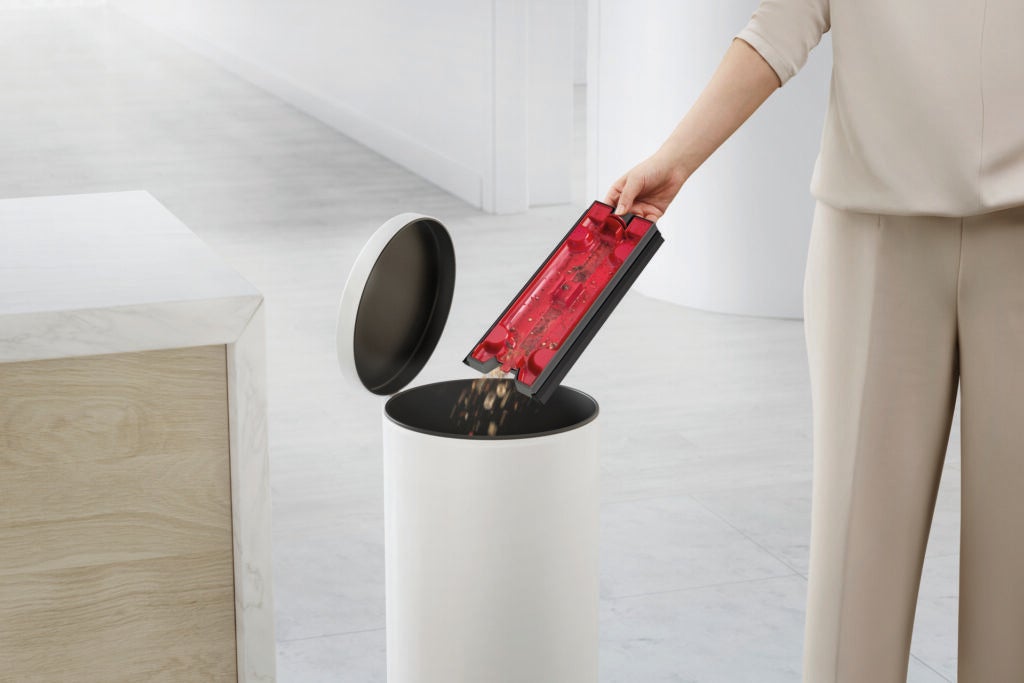 Dyson WashG1 vidant les solides