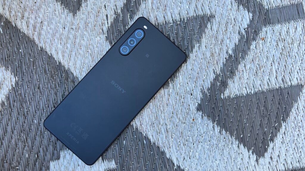 Sony Xperia 10 V sur un tapis