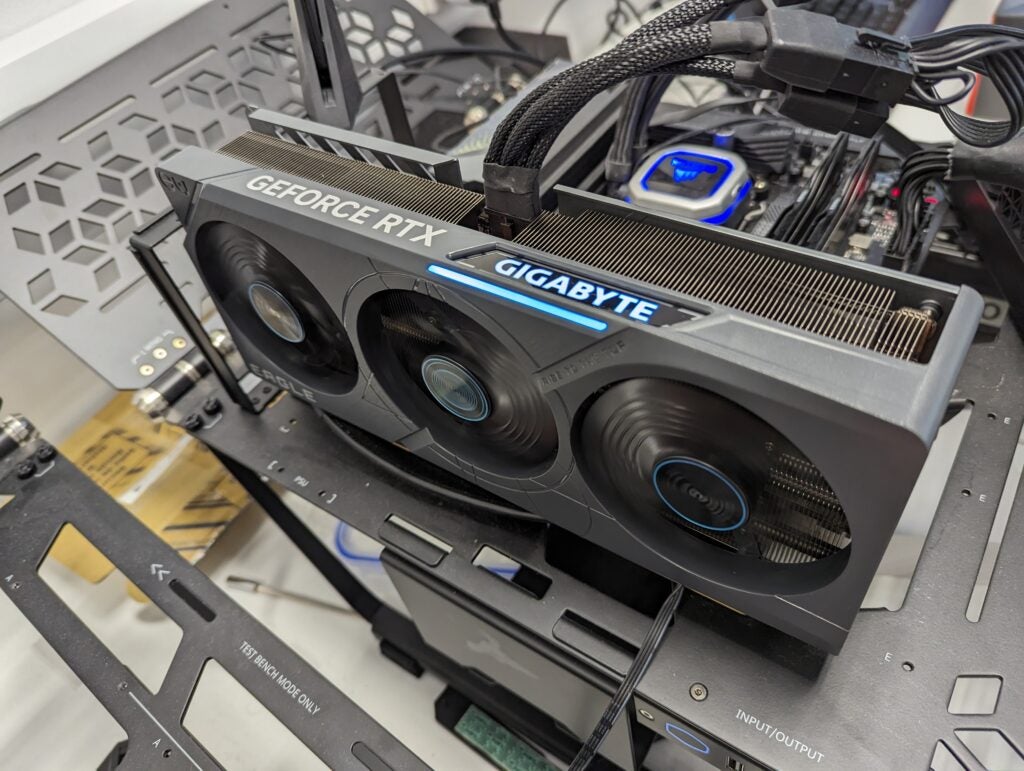 Carte graphique Gigabyte GeForce RTX 4070 Ti installée dans un ordinateur