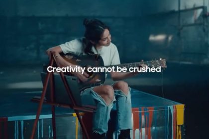Samsung detruit une guitare pour se moquer de la publicite
