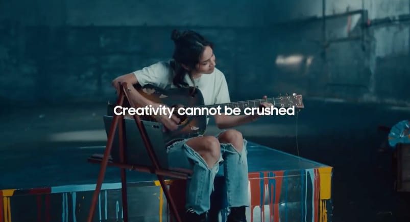 Samsung detruit une guitare pour se moquer de la publicite