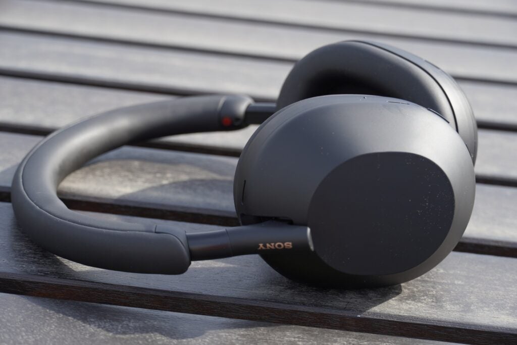 Sony WH-1000XM5 sur le côté