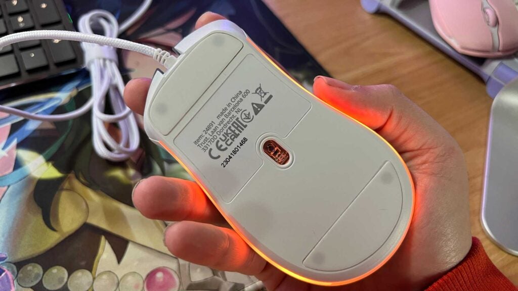 Le dessous de la souris gaming Trust Gaming GTX 924.