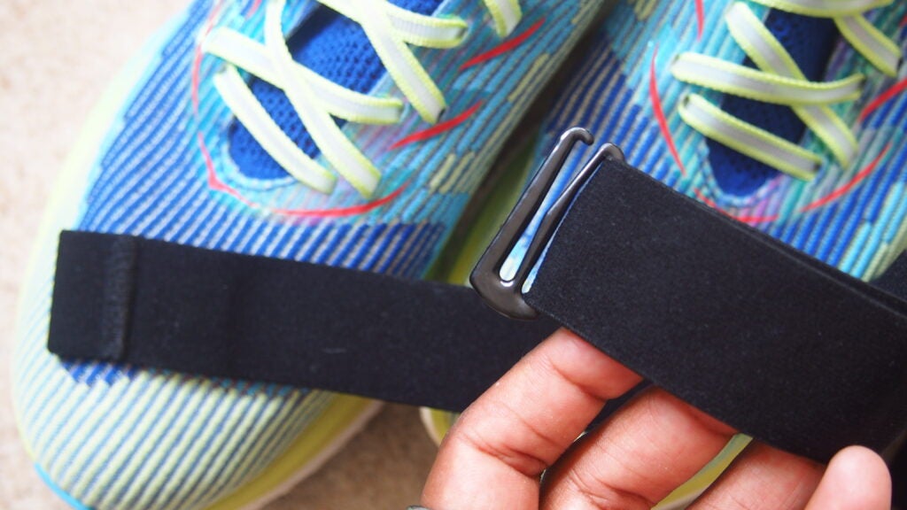 Sangle Wahoo Trackr à la main