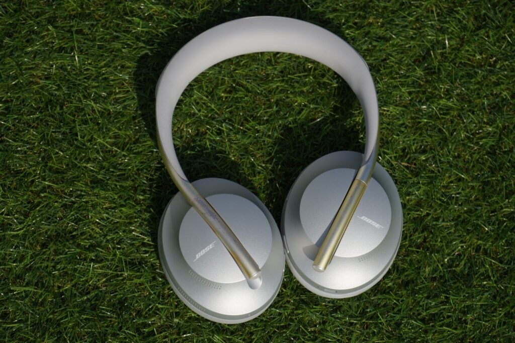 Casque antibruit Bose 700 sur herbe