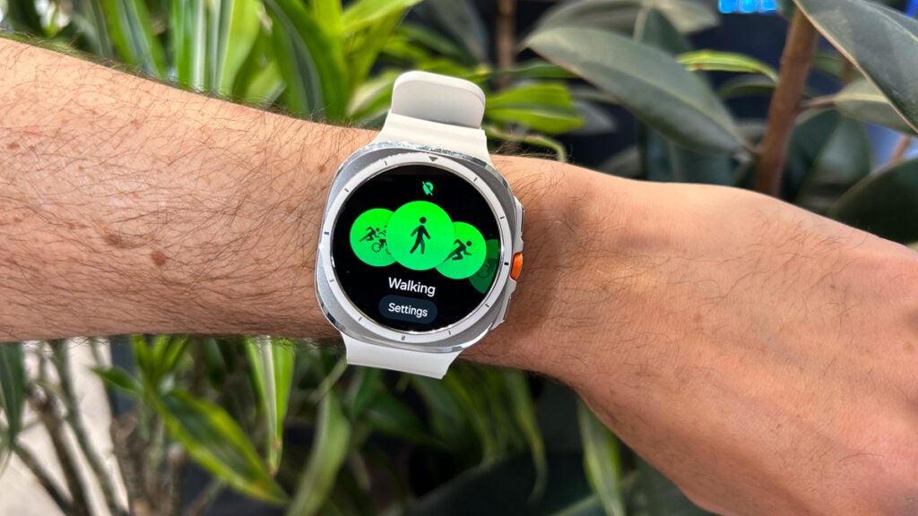 Samsung Galaxy Watch Ultra au poignet en blanc et argent