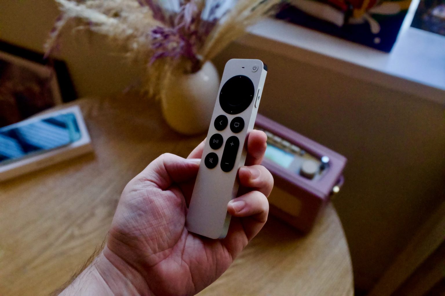 Apple tvOS 18 donne au modeste bouton de sourdine son