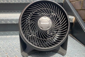 Restez confortablement au frais cet été grâce à ce ventilateur de bureau à prix avantageux