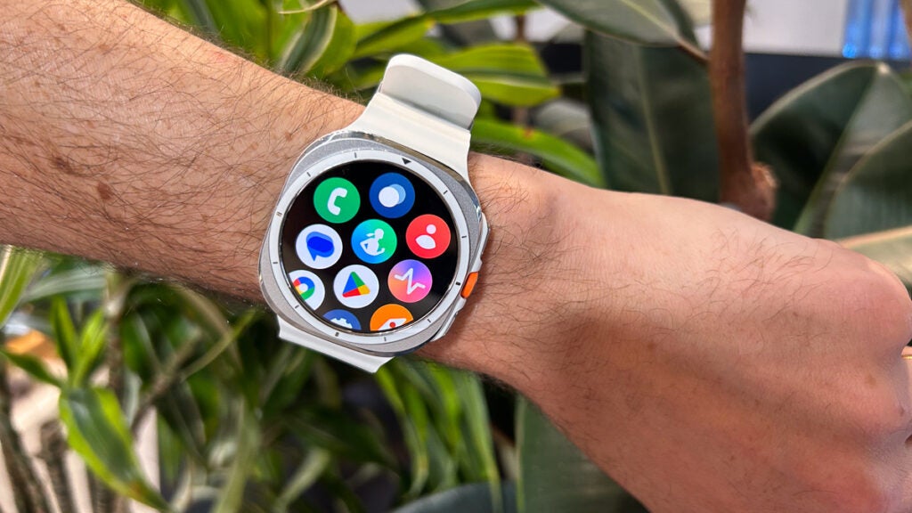Samsung Galaxy Watch Ultra au poignet avec grille d'application blanche et argentée