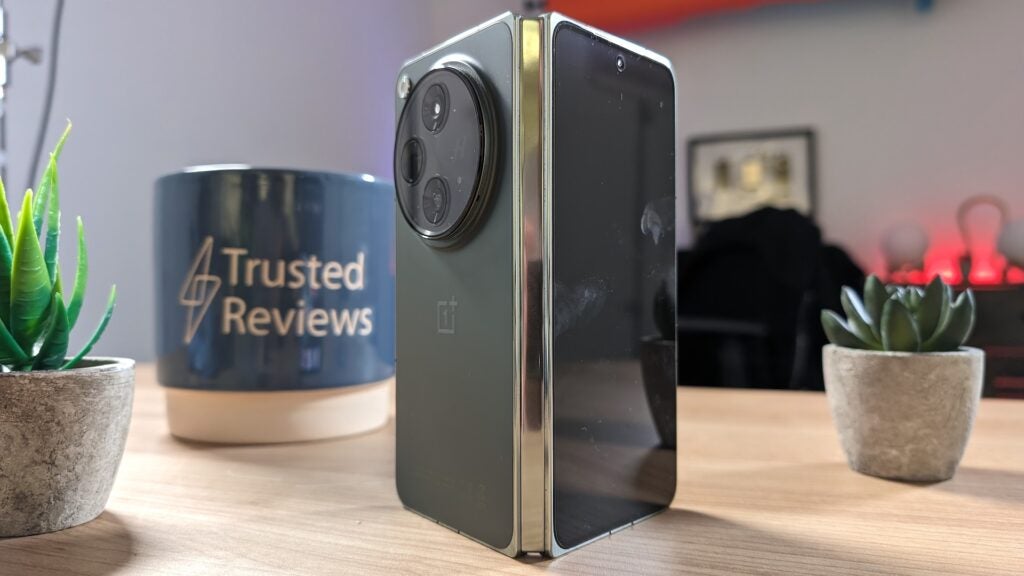 OnePlus Open semi-ouvert sur une table