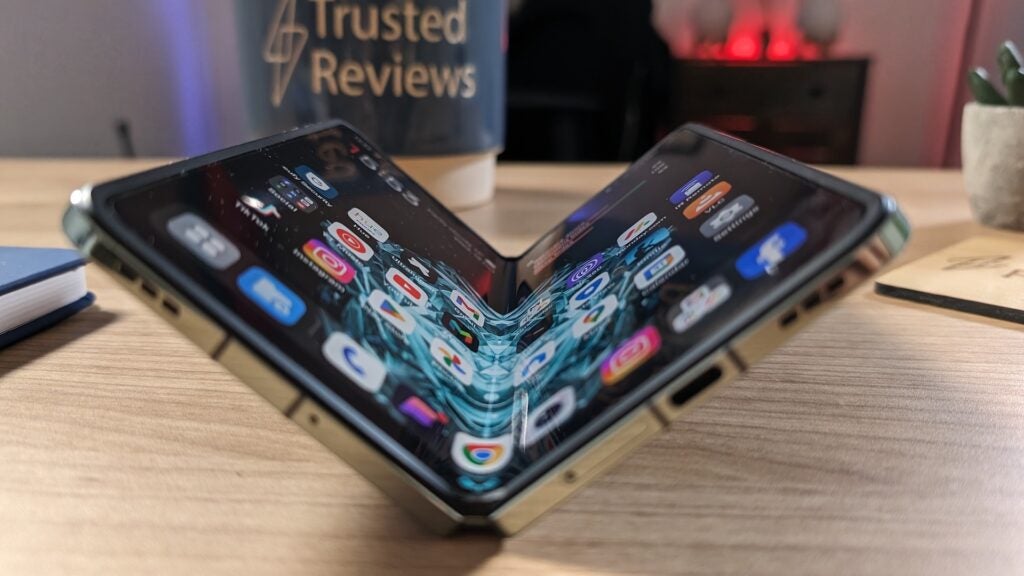 Smartphone plié sur un bureau avec écran visible
