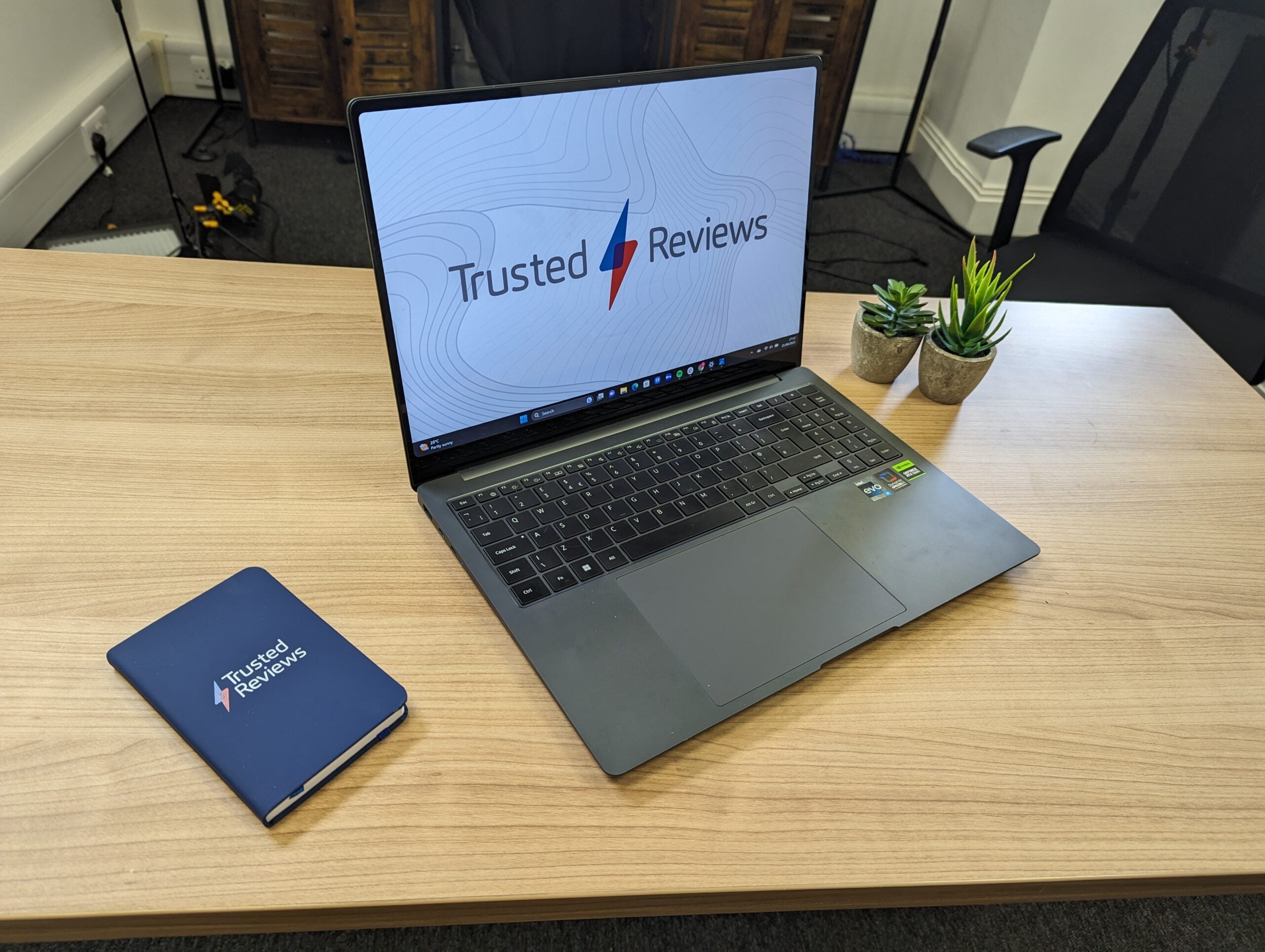 Samsung Galaxy Book 3 Ultra sur un bureau avec la marque Themelocal.