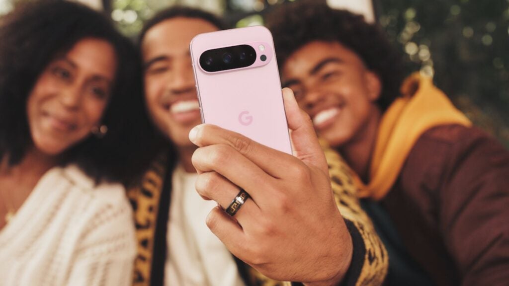 Pixel 9 Pro Rose en main