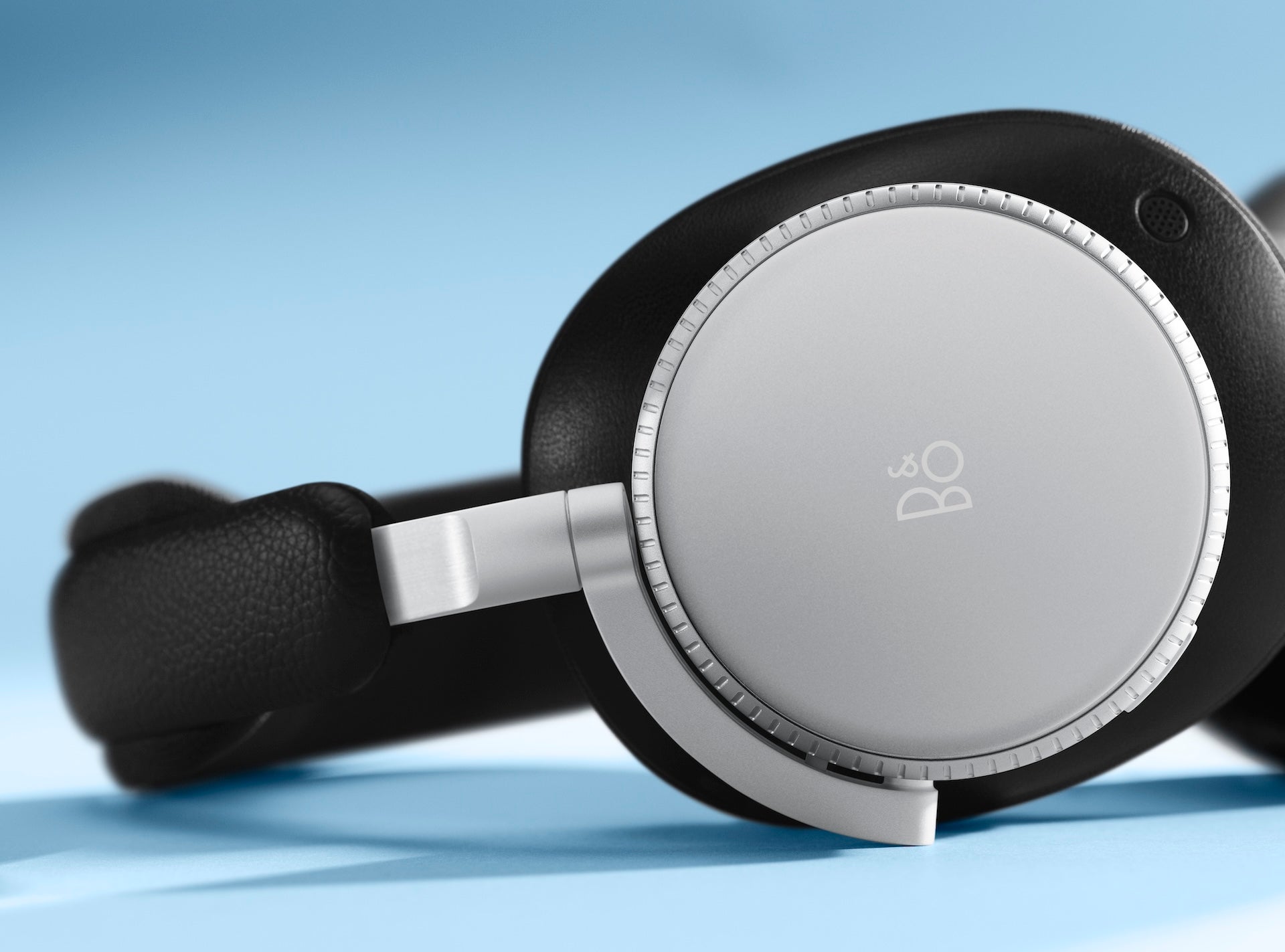 1725352588 Bang Olufsen annonce le casque modulaire de luxe Beoplay