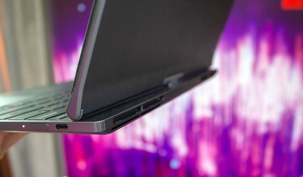 Charnière arrière de gros plan pour PC Lenovo Auto Twist AI