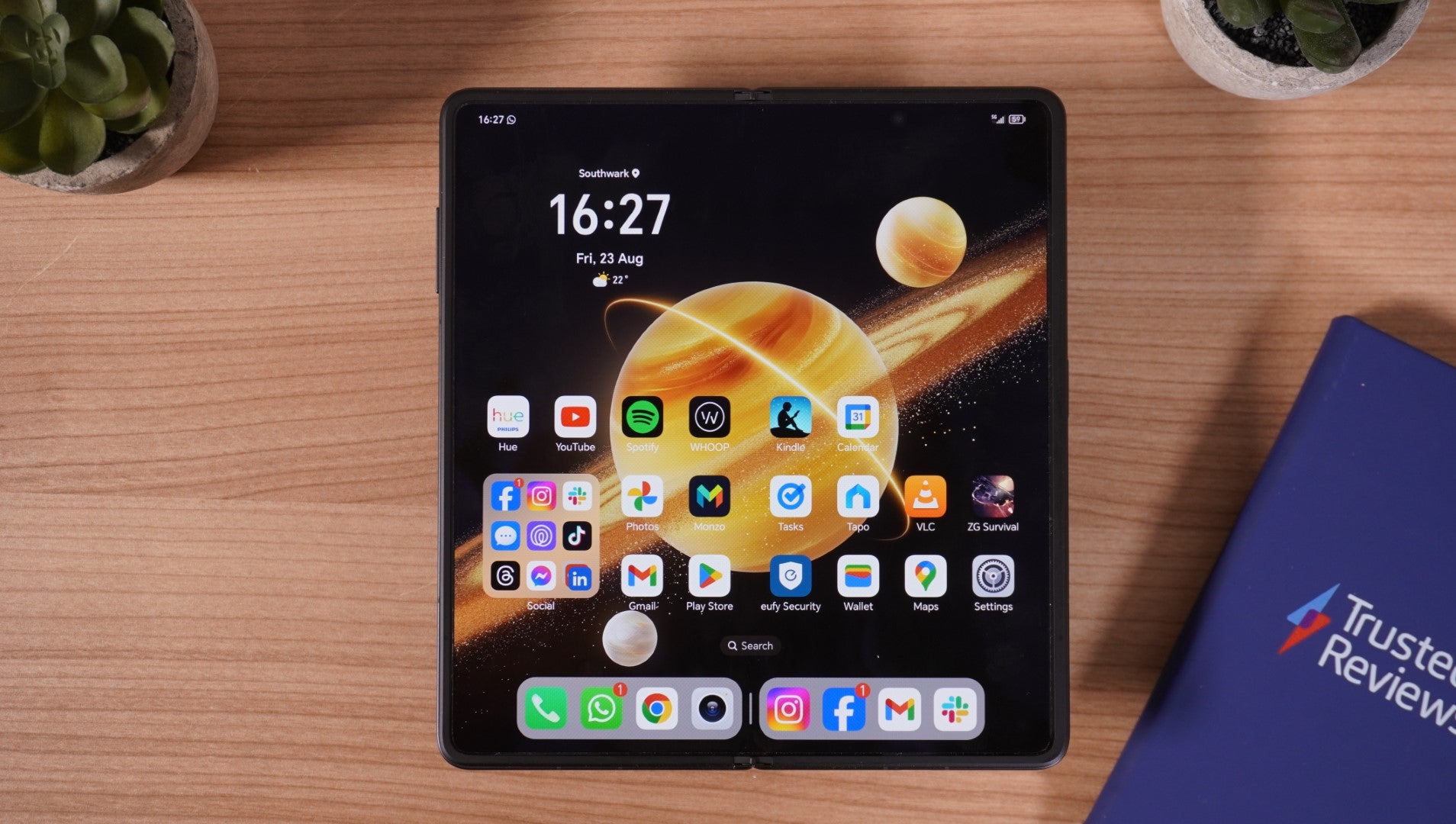 Honor Magic V3 déplié sur une table