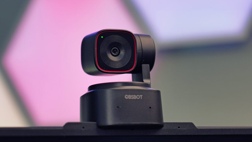 Obsbot Tiny 2 Lite perché sur un moniteur en gros plan avec rétroéclairage