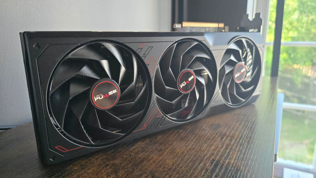 AMD Radeon RX 7900 GRE sur une étagère