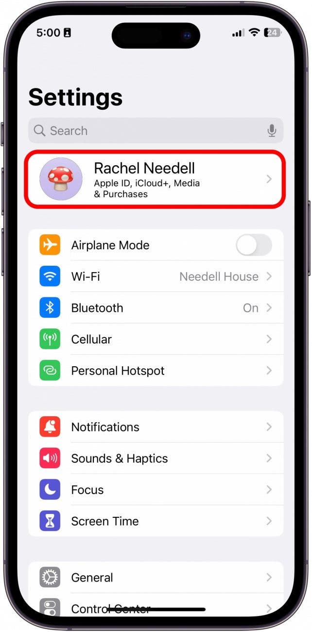 Ensuite, revenez aux paramètres et appuyez sur les informations de votre identifiant Apple.