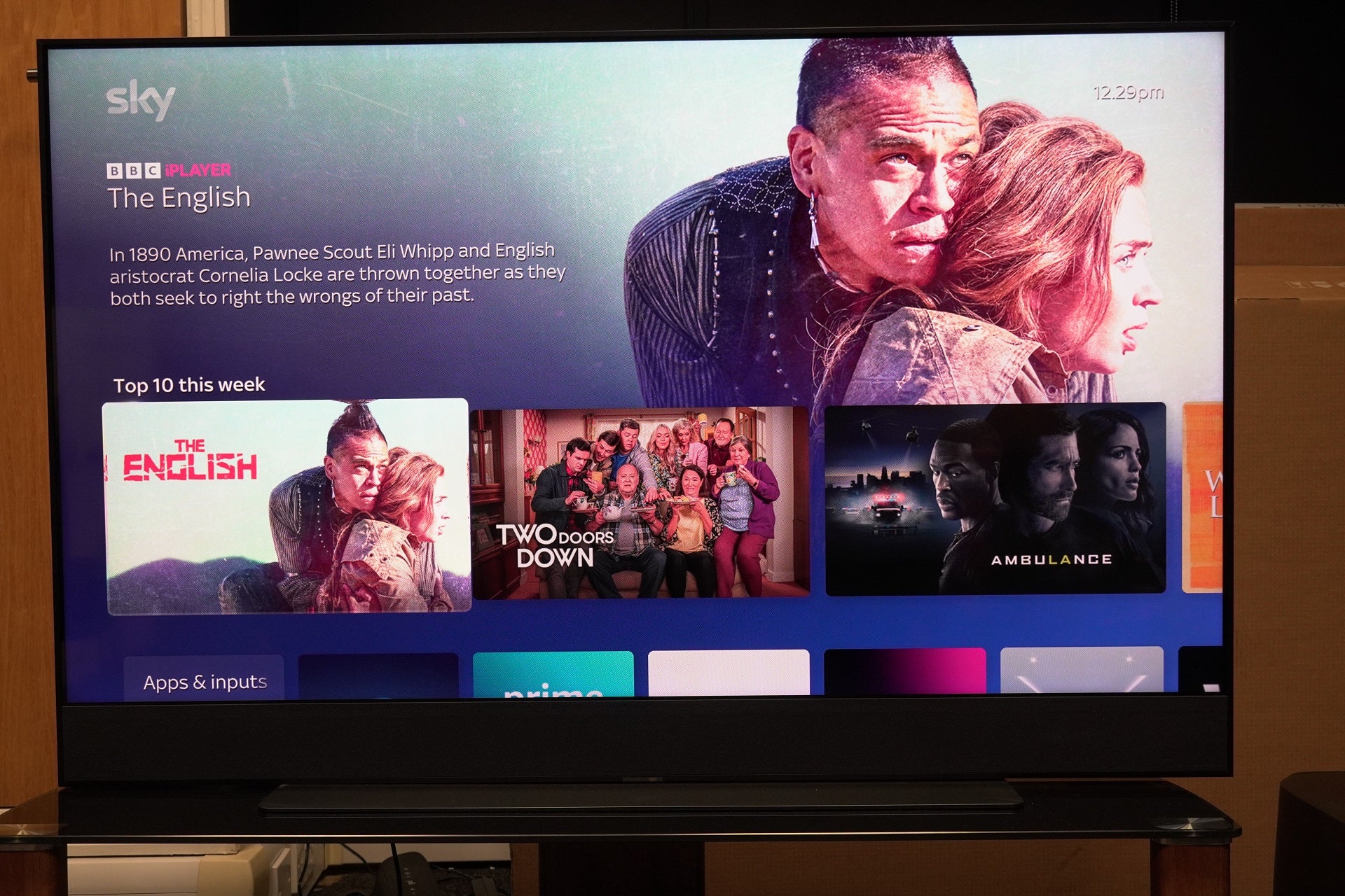 Interface Sky Glass affichant BBC iPlayer et d'autres options de contenu.