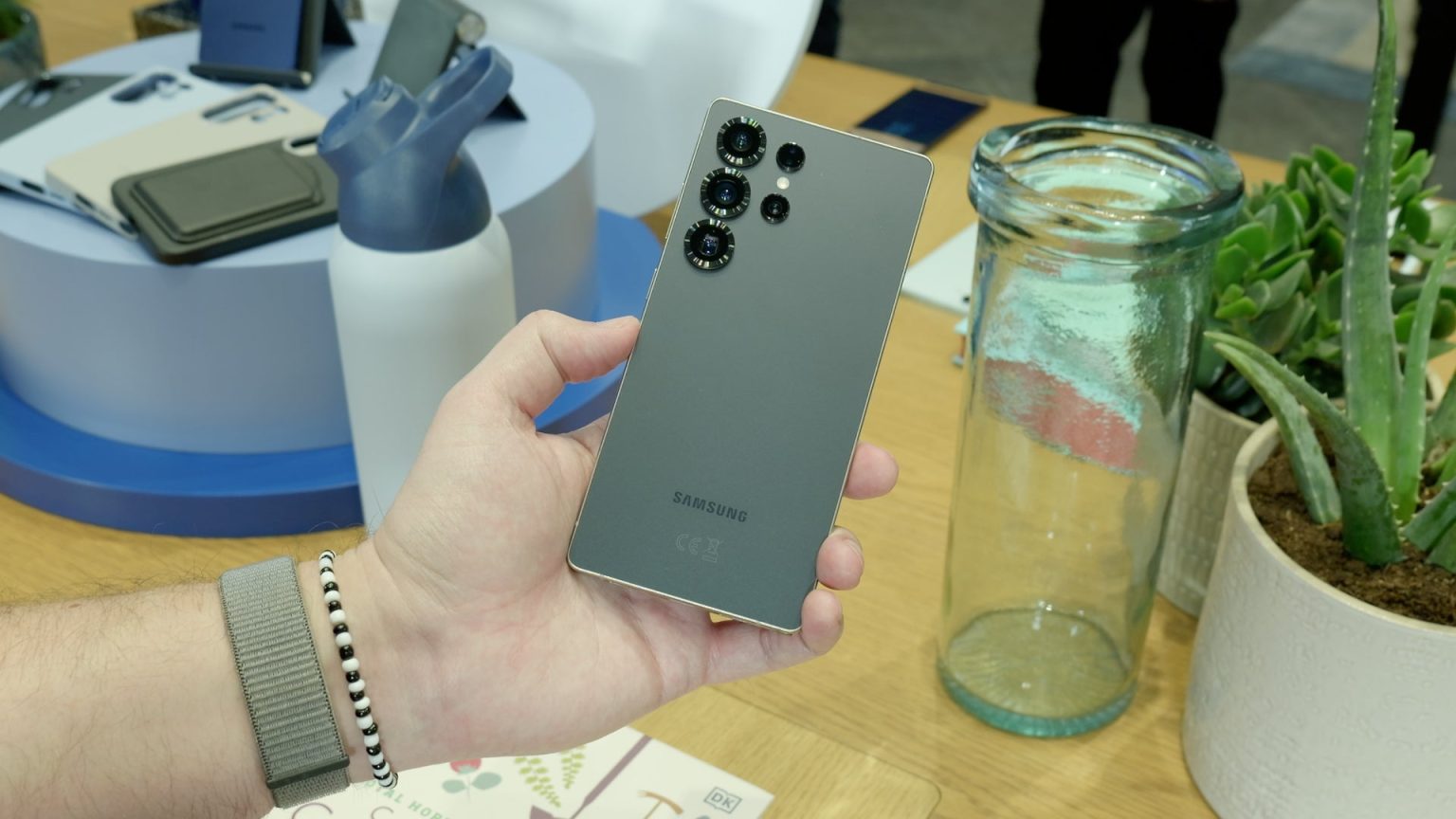 Galaxy S25 Ultra vs iPhone 16 Pro faut il opter