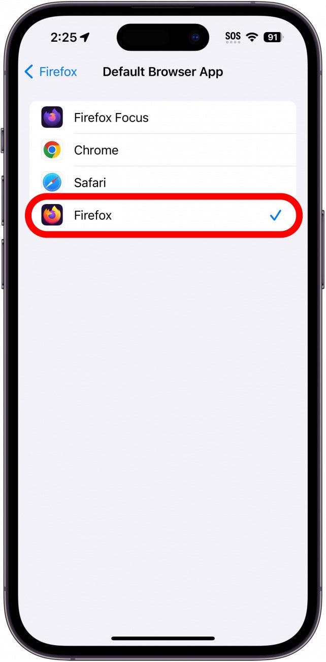 Les paramètres de l'application du navigateur par défaut de l'iPhone avec Firefox encerclé en rouge, maintenant avec une coche bleue à côté, indiquant qu'il s'agit maintenant de l'application par défaut