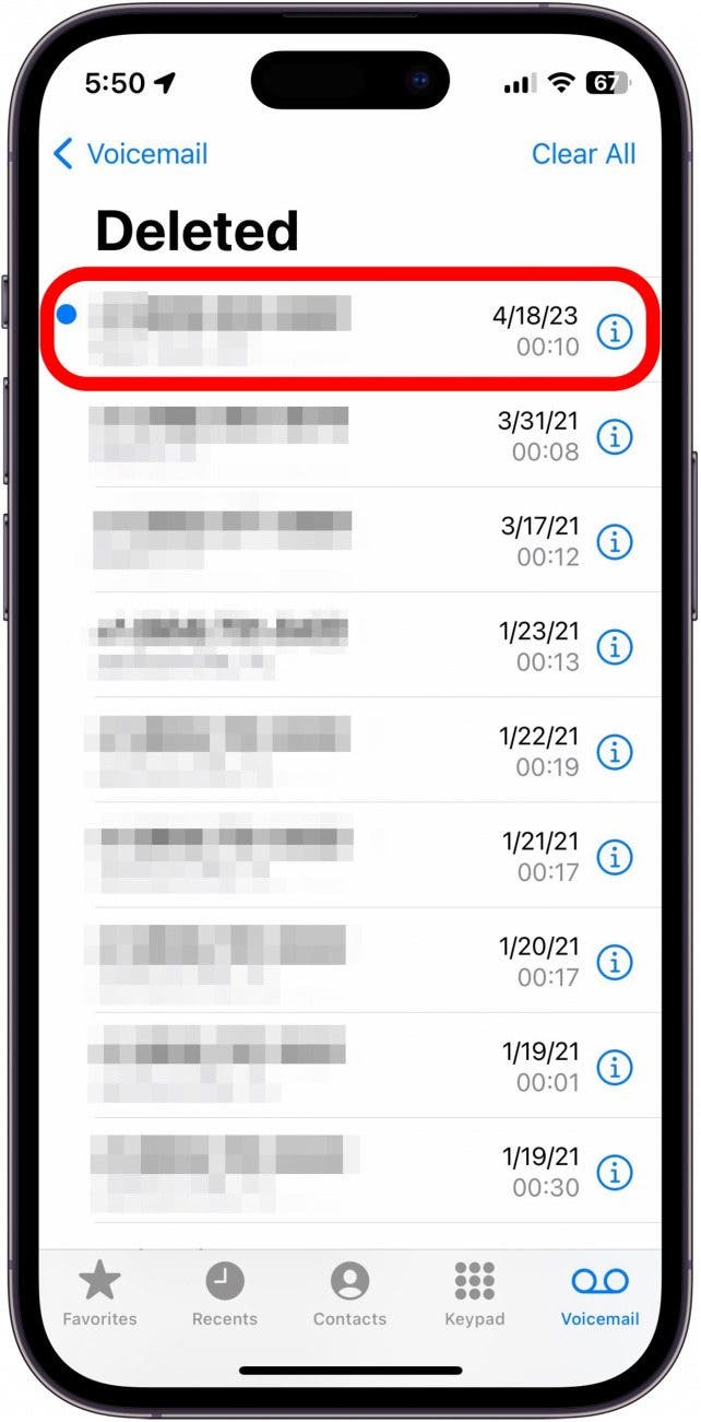 La page des messages vocaux supprimés iPhone avec un message vocal en rouge en rouge