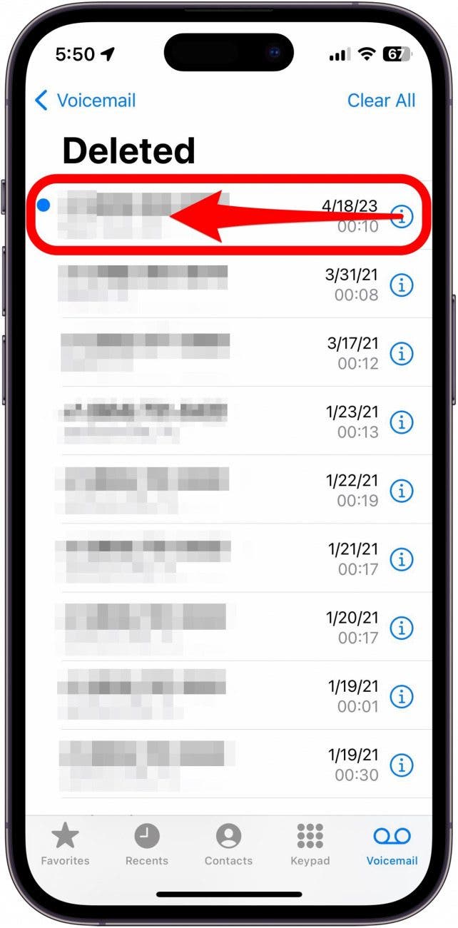 Iphone a supprimé les messages vocaux avec un message spécifique encerclé en rouge, avec un point de flèche à gauche, indiquant de glisser à gauche
