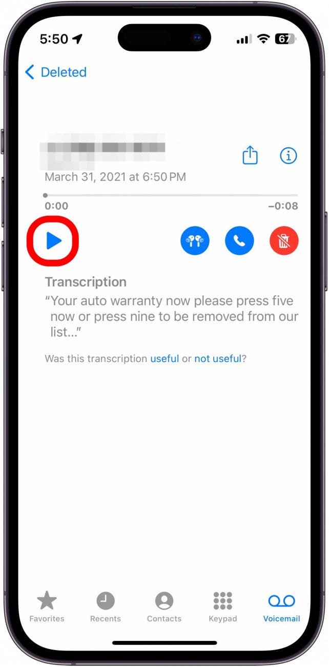 Message de messagerie vocale iPhone avec bouton de lecture entouré en rouge