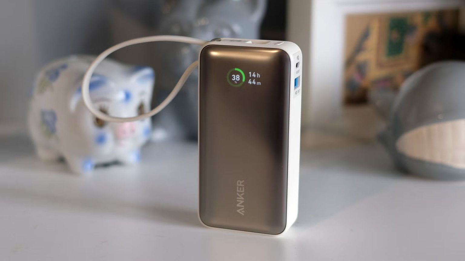 Cette banque dalimentation portable avec un cable integre est desormais