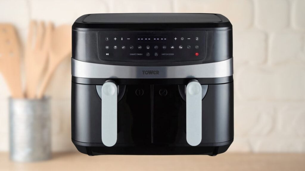 T17088 Tower Vortex Double Basket Air Air Fryer sur fond de cuisine